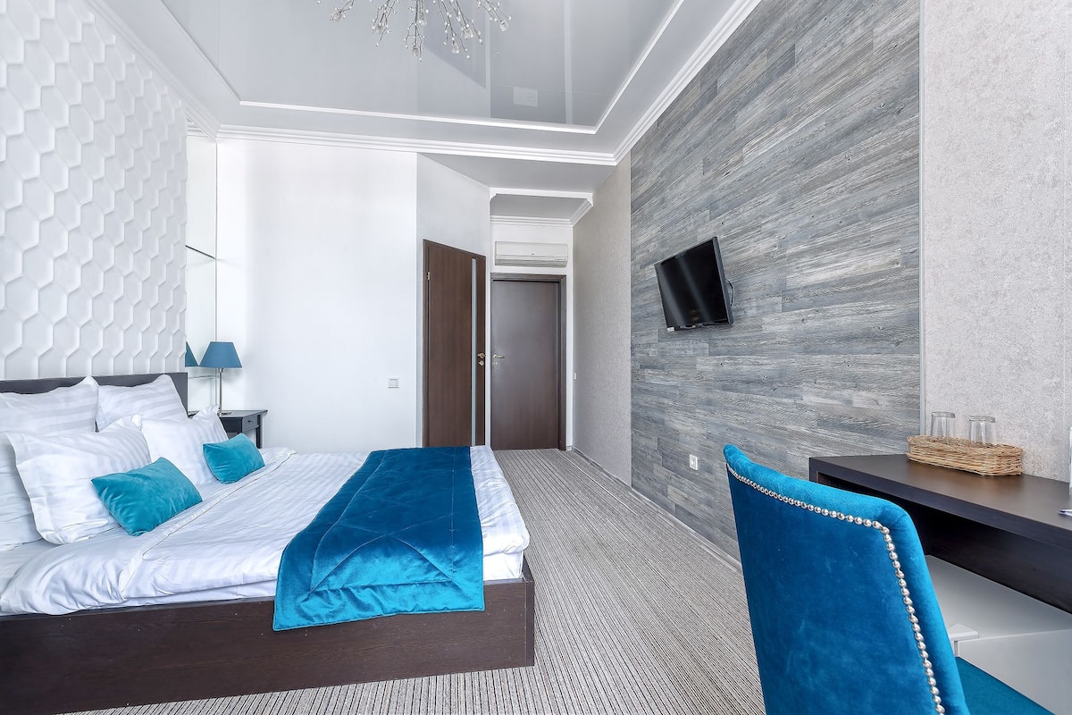 Superior Tek Büyük Yataklı Oda | Minibar, odada kasa, masa, ütü/ütü masası