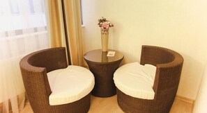 Minibar, caja fuerte, escritorio y tabla de planchar con plancha