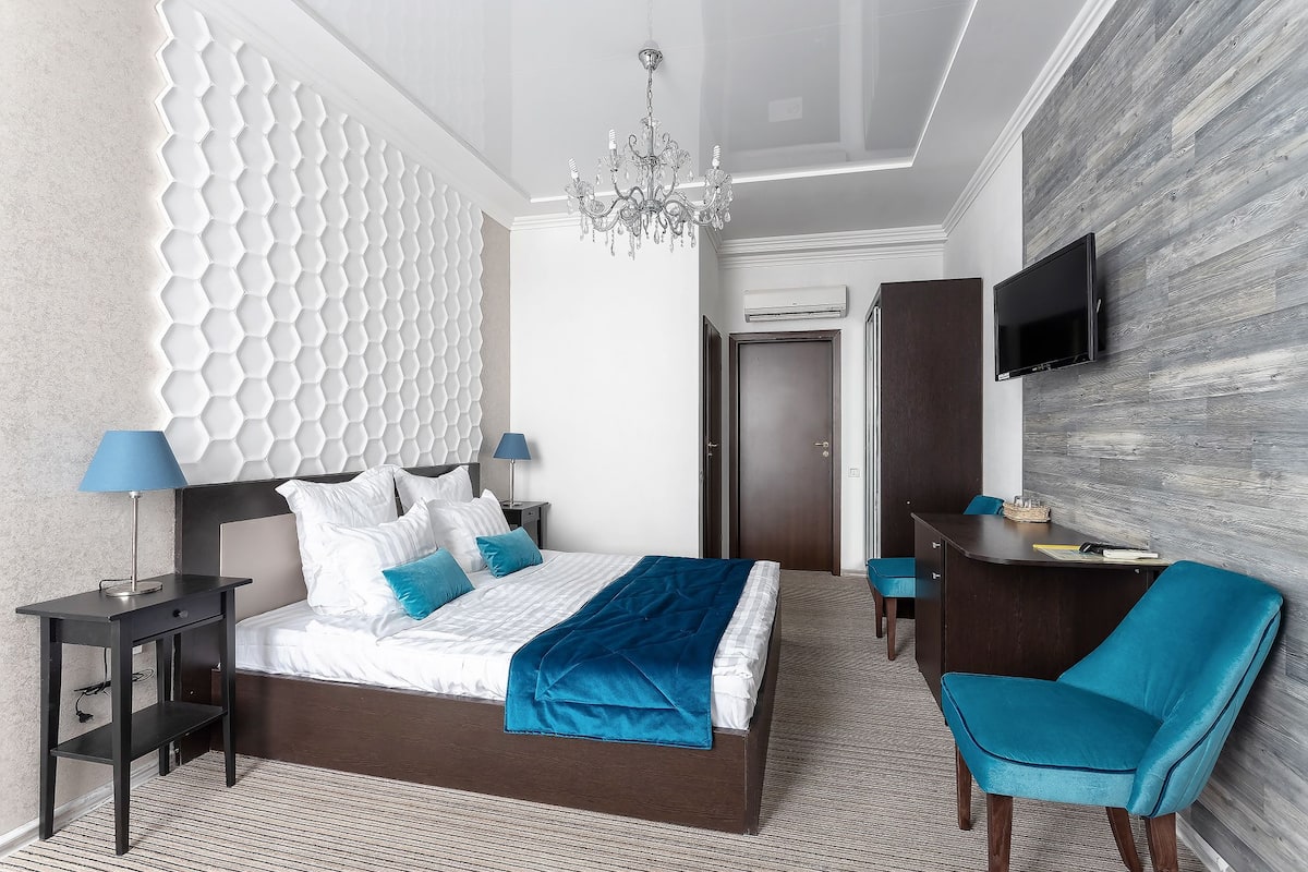 Superior Tek Büyük Yataklı Oda | Minibar, odada kasa, masa, ütü/ütü masası