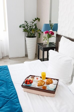 Family Double or Twin Room | Minibar, in-room safe, desk, iron/ironing board - Hermes Hotel (Odesa)