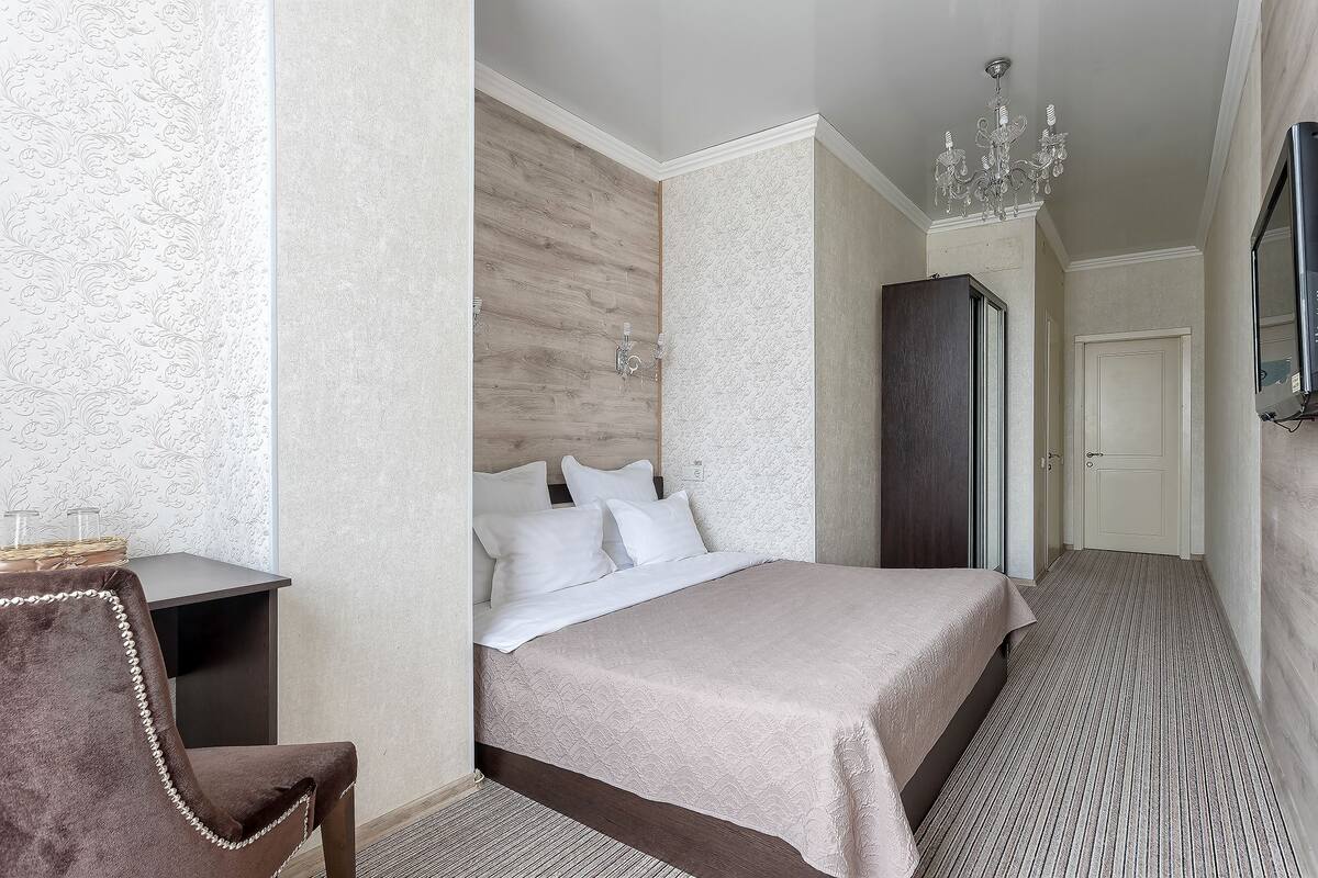 Standard Tek Büyük Yataklı Oda | Minibar, odada kasa, masa, ütü/ütü masası