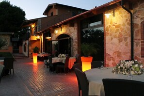 Frühstück, Mittagessen, mediterrane Küche, Blick auf den Garten