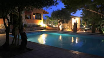 Outdoor pool, sun loungers