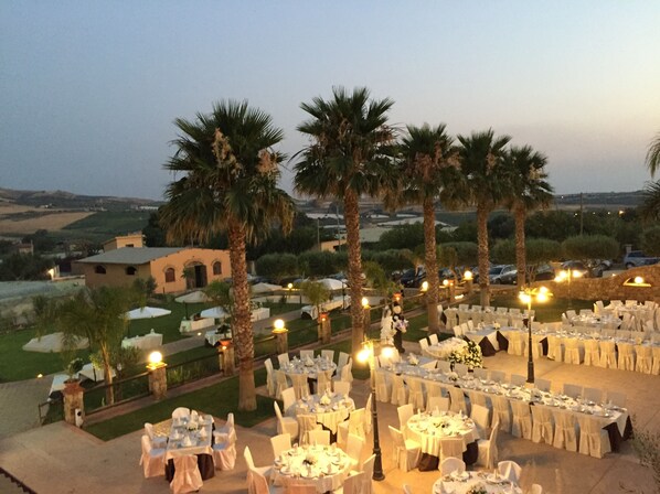 Frühstück, Mittagessen, mediterrane Küche, Blick auf den Garten