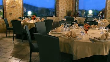Phục vụ bữa sáng, bữa trưa, món ăn kiểu Địa Trung Hải, nhìn ra vườn