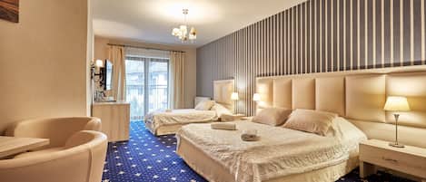 Triple Room | Desk, iron/ironing board, cribs/infant beds, free WiFi