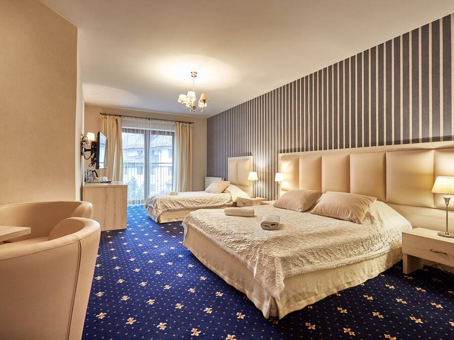 Habitación triple | Escritorio, tabla de planchar con plancha, cunas (de pago) y wifi gratis