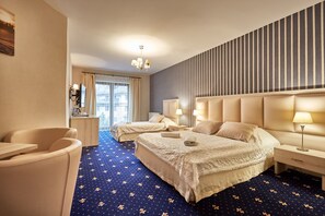 Habitació triple | Escriptori, planxa i posts de planxar, bressols i wifi gratuïta 