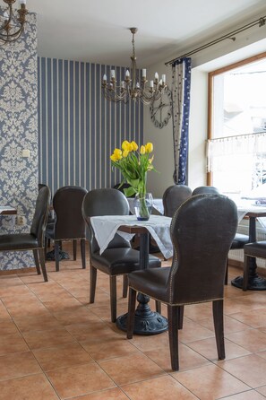 每日供应自助式早餐（每人 PLN 55）