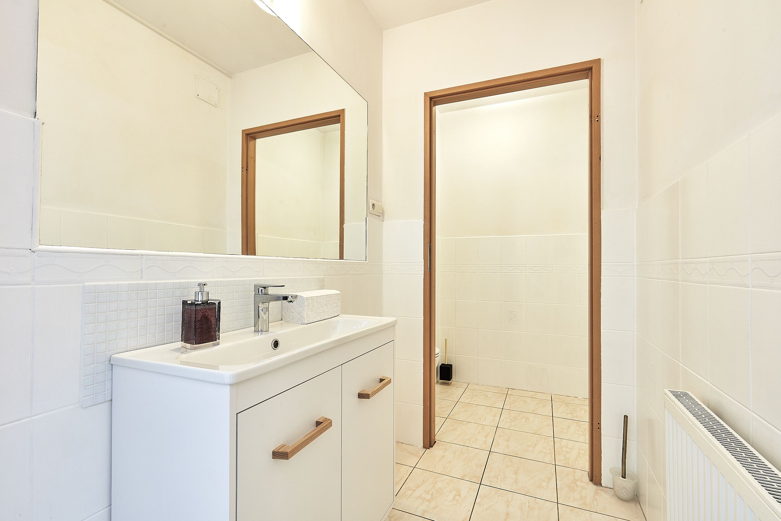 comfort apartment | bathroom | shower, free toiletries, hair dryer, towels