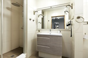コンフォート アパートメント | バスルーム | シャワー、バスアメニティ (無料)、ヘアドライヤー、タオル