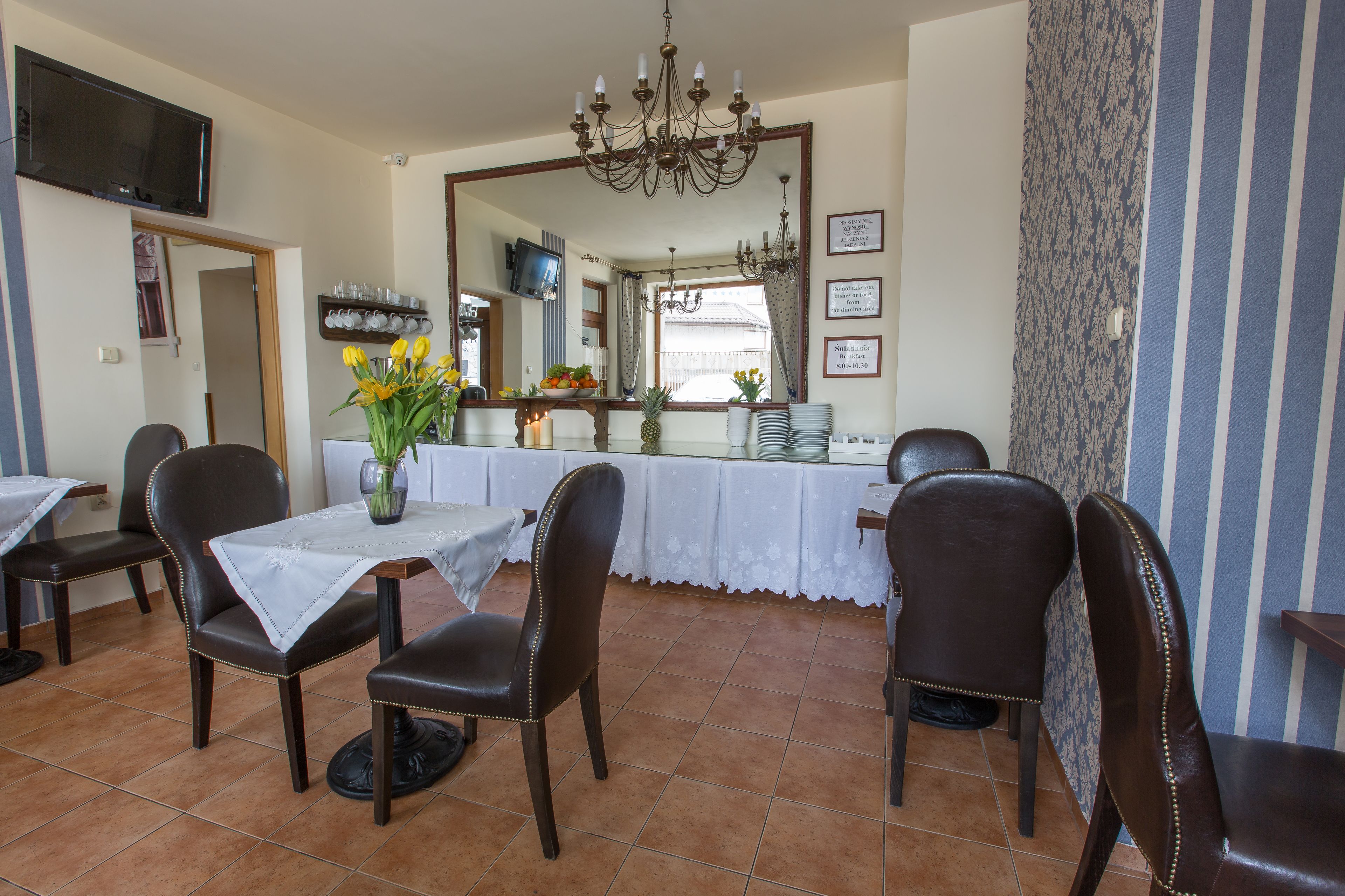 daily buffet breakfast (pln 55 per person)