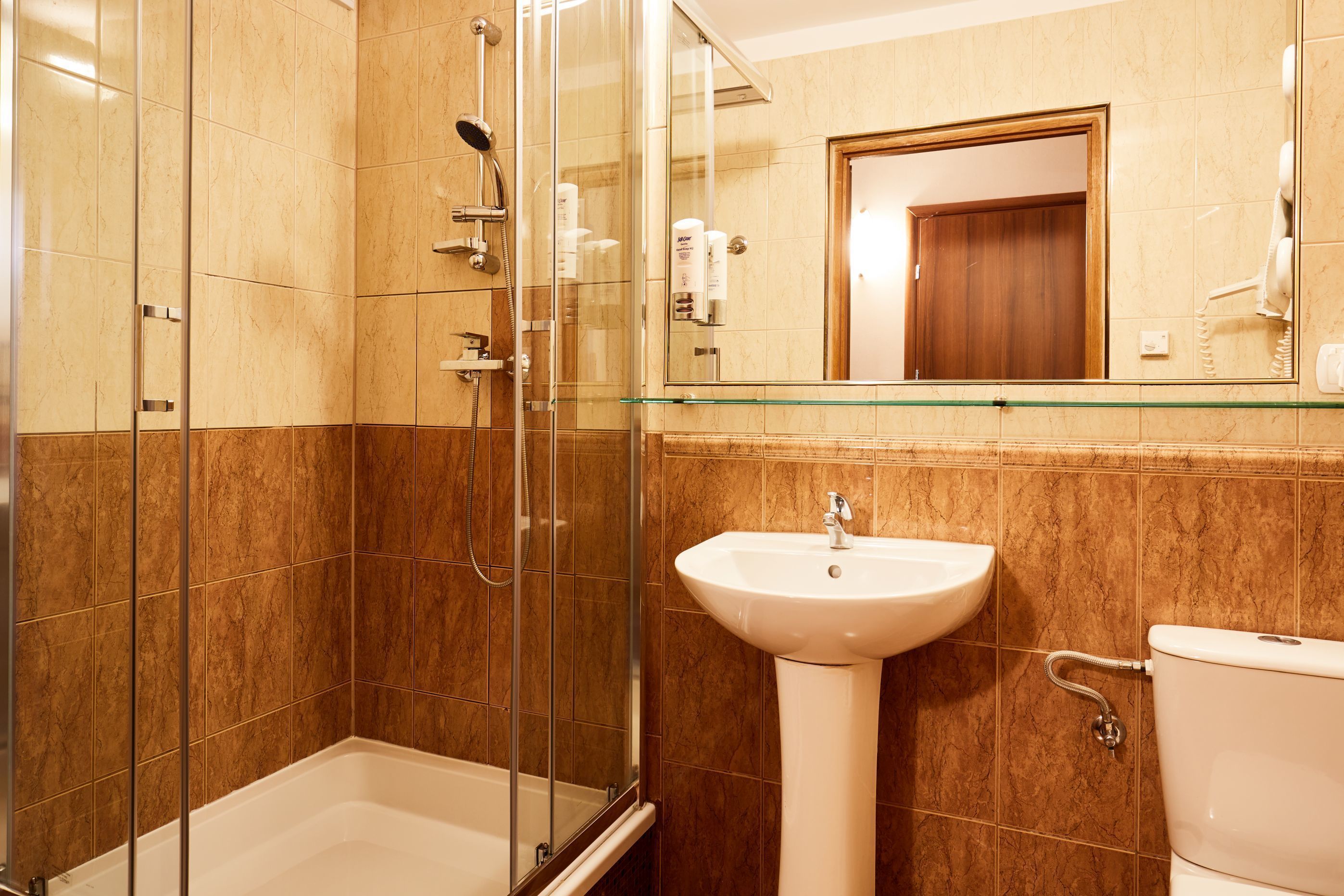 triple room | bathroom | shower, free toiletries, hair dryer, towels