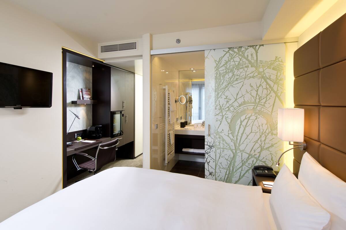 Habitación Confort doble | Ropa de cama hipoalergénica y minibar con artículos gratuitos