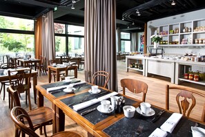 Daily buffet breakfast (EUR 18.5 per person) - Boutique Hotel i31 Berlin Mitte (Berlin)