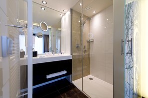 Comfort-Doppelzimmer | Badezimmer | Dusche, kostenlose Toilettenartikel, Haartrockner, Handtücher