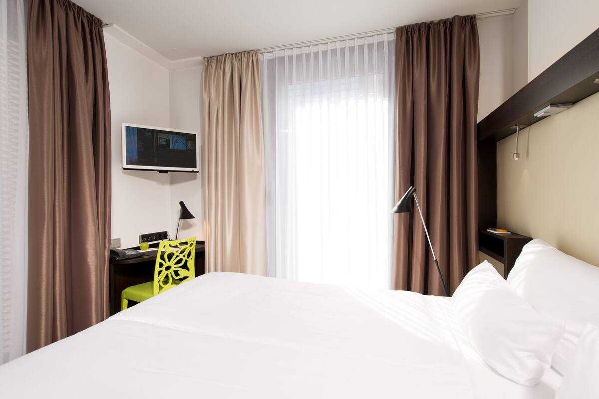 Ropa de cama hipoalergénica y minibar con artículos gratuitos
