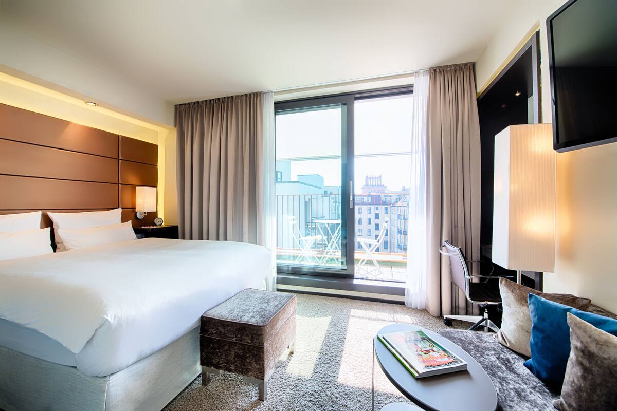 Ropa de cama hipoalergénica y minibar con artículos gratuitos