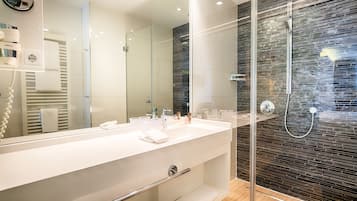 Superior Double Room | Bilik Mandi | Pancuran mandi, kelengkapan dandanan diri percuma, pengering rambut