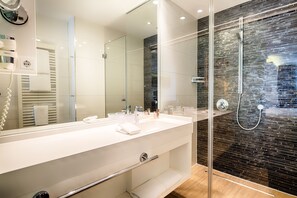Superior tweepersoonskamer | Badkamer | Een douche, gratis toiletartikelen, een haardroger, handdoeken
