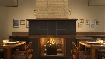 Se sirven desayunos, comidas y cocina india con vista a la alberca