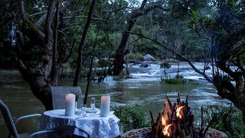 Se sirven desayunos, comidas y cocina india con vista a la alberca