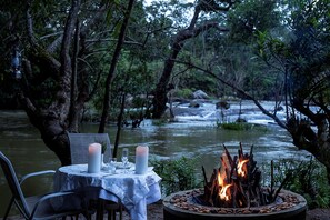 Se sirven desayunos y almuerzos; cocina india; con vista a la piscina