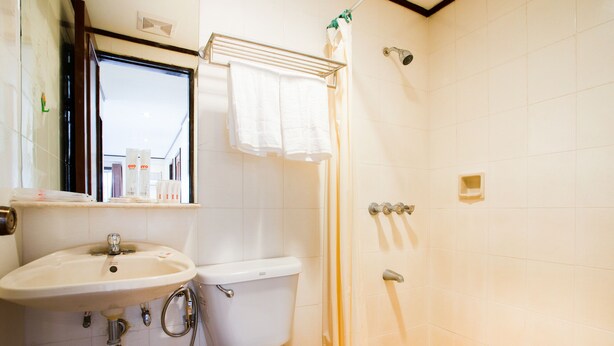 A bathroom with a sink, toilet, and shower. - OYO 414 Humberto's Hotel (Davao)