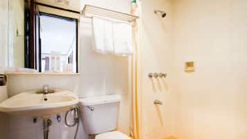 Premier Family Room | Phòng tắm | Buồng tắm vòi sen, vòi sen phun mưa, chậu vệ sinh/vòi rửa, khăn tắm