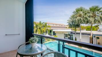 Deluxe Twin Room | In-room safe, individually decorated, desk, blackout curtains