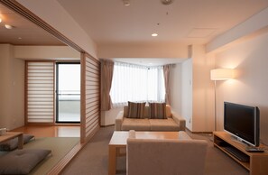 Phòng Suite Deluxe (with Tatami) | Khu phòng khách | TV LCD 32-inch có truyền hình kỹ thuật số 