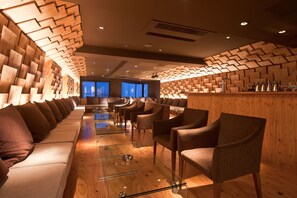 Bar (on property) - One Niseko Resort Towers (Niseko)