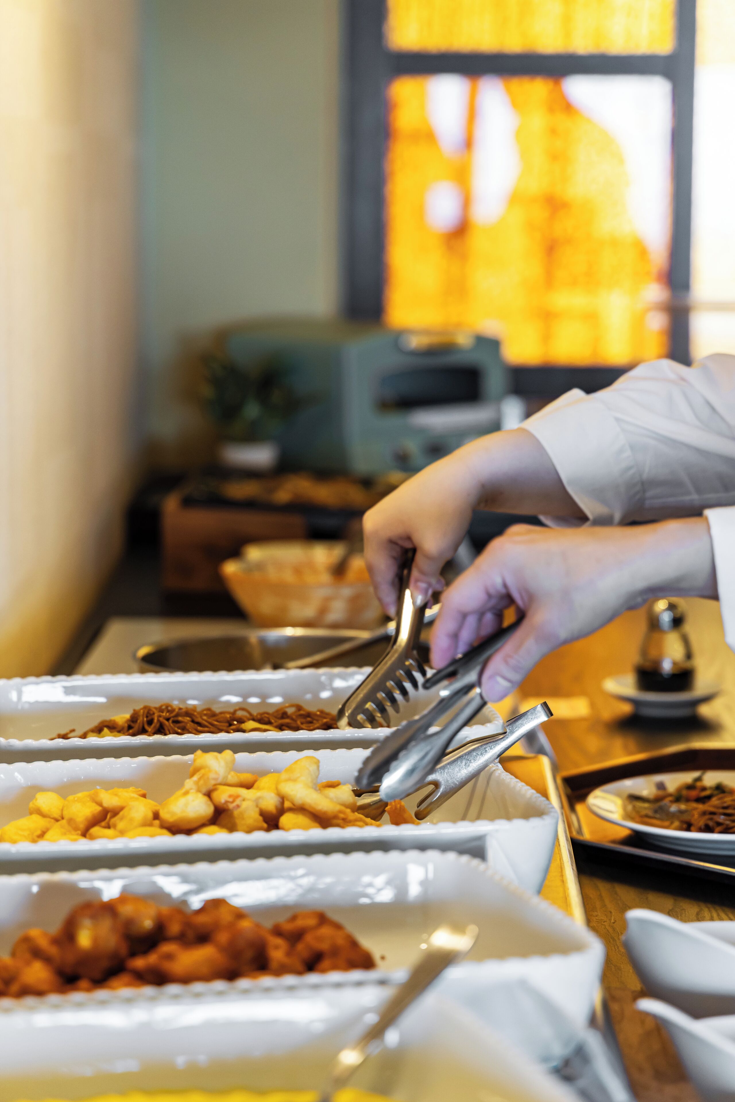 Ein reichhaltiges Buffet mit verschiedenen Speisen und Geschirr.