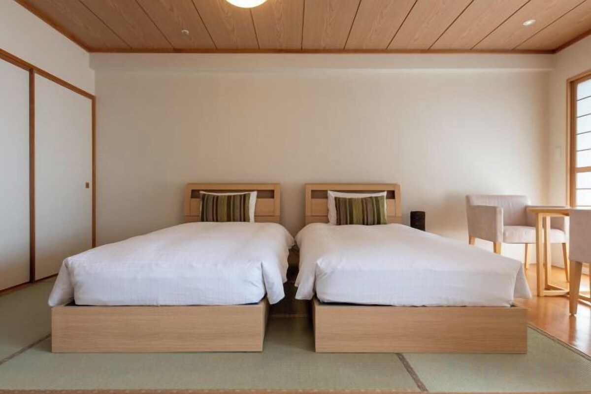 Premium bedding, down comforters, in-room safe, soundproofing