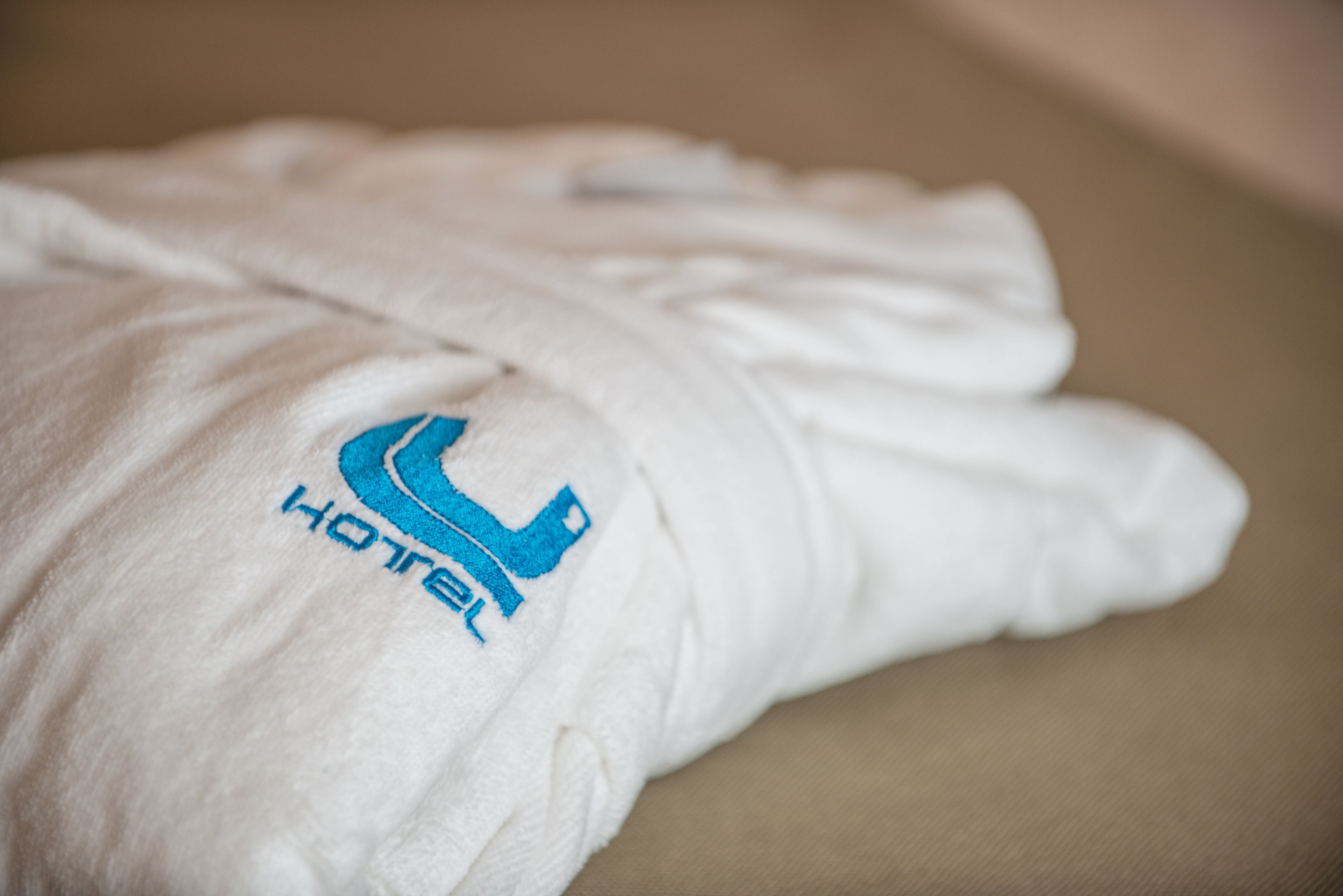 Un coixí d'hotel blanc amb un logotip blau.