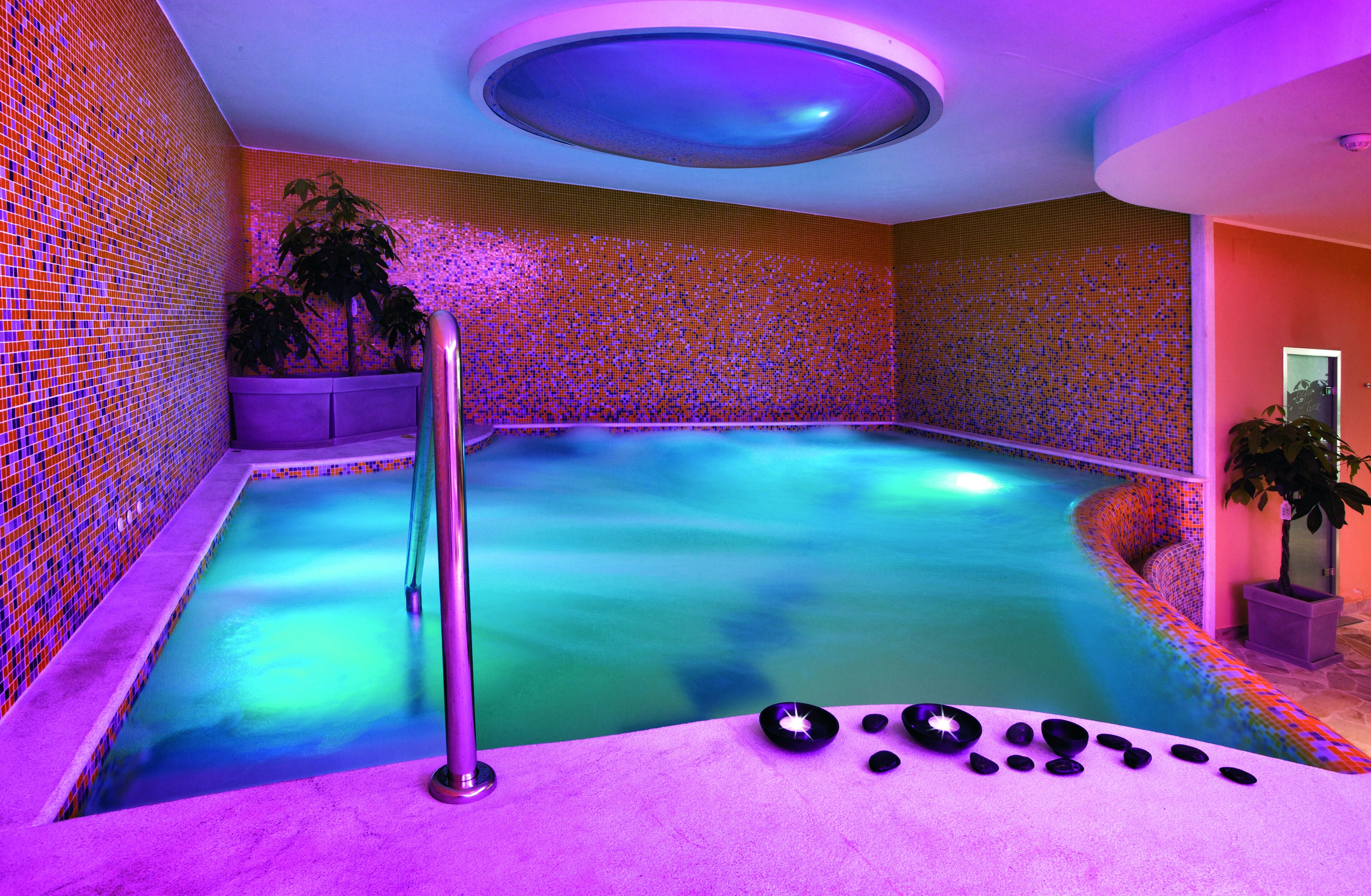 sauna, hot tub, turkish bath/hammam, manicures and pedicures, massages