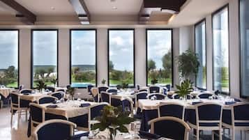 Se sirven almuerzos y cocina internacional, con vista a la piscina