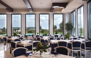 Se sirven almuerzos y cocina internacional, con vista a la piscina 