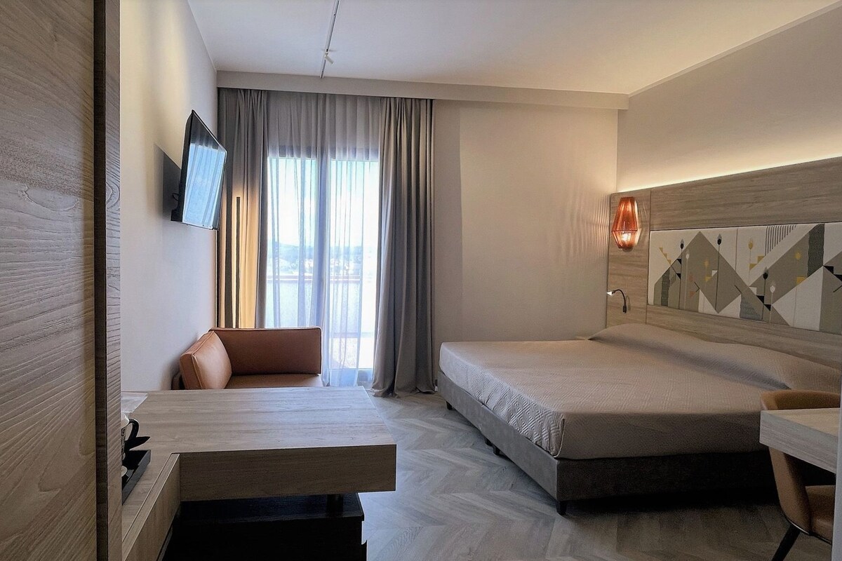 Minibar, caja de seguridad en la habitación y escritorio 