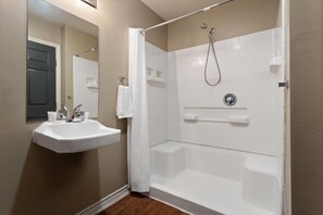 Dusche, kostenlose Toilettenartikel, Haartrockner, Handtücher