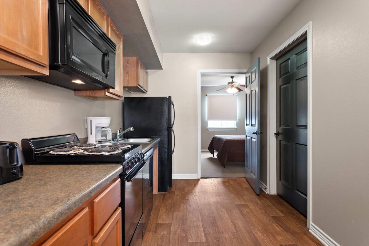 Suite, 1 slaapkamer, toegankelijk voor mindervaliden, niet-roken (Mobility, Roll-in Shower) | Privékeuken | Een koelkast met diepvriezer, een microgolfoven, een oven, een kookplaat