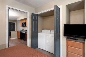 套房, 1 间卧室, 无障碍, 无烟房 (Mobility, Roll-in Shower) | 洗衣