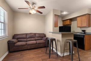 1 habitación, escritorio y espacio para trabajar con laptop 