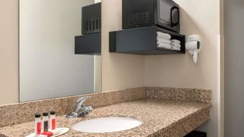 Een bad/douchecombinatie, gratis toiletartikelen, een haardroger