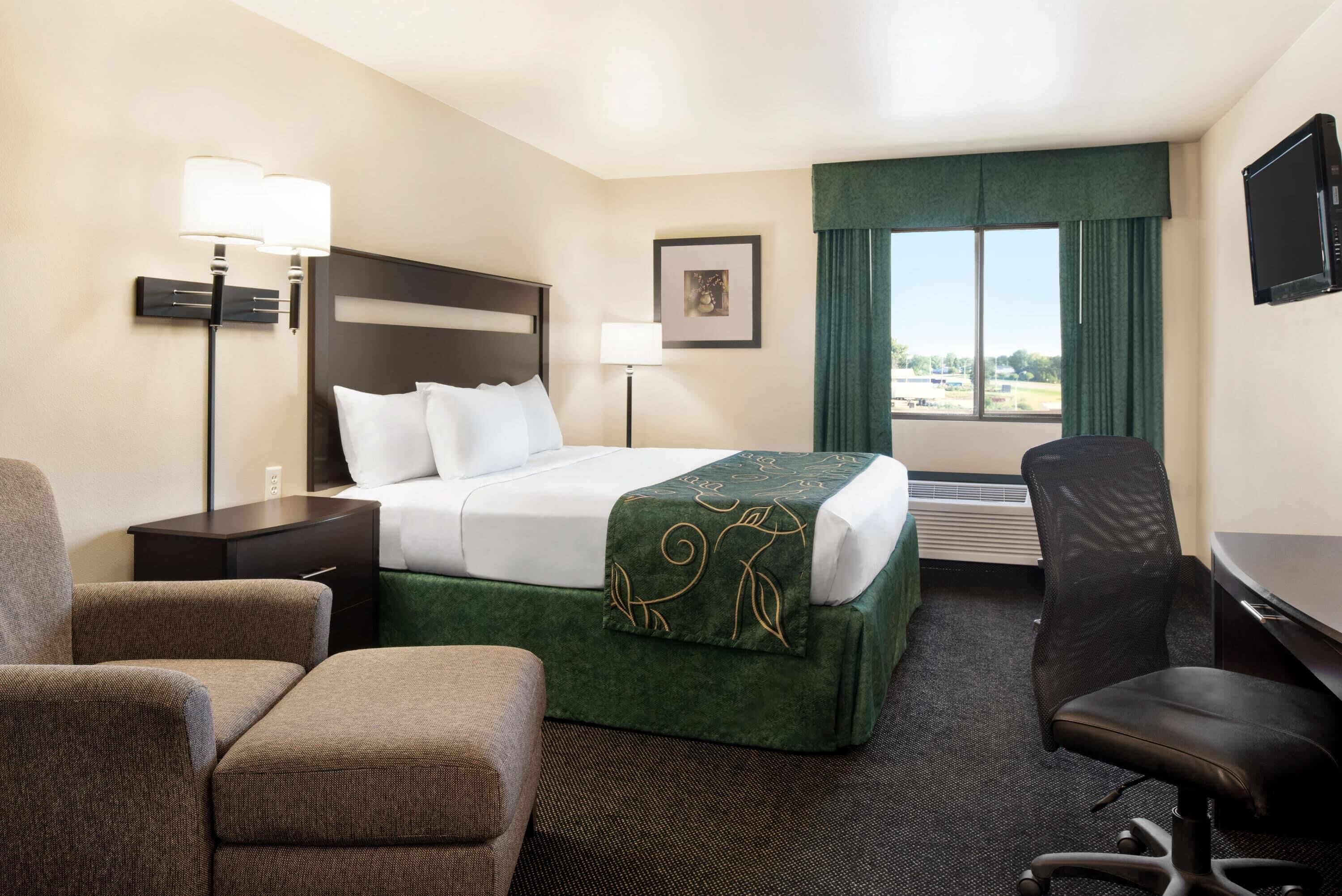 Room, 1 King Bed, Non Smoking | Desk, blackout curtains, iron/ironing board, free cots/infant beds