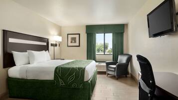 Bureau, rideaux occultants, fer et planche Ă repasser