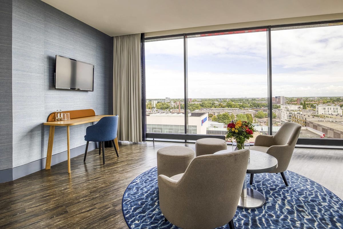 Deluxe Suite, 1 King Bed | 1 bedroom, hypo-allergenic bedding, minibar, in-room safe