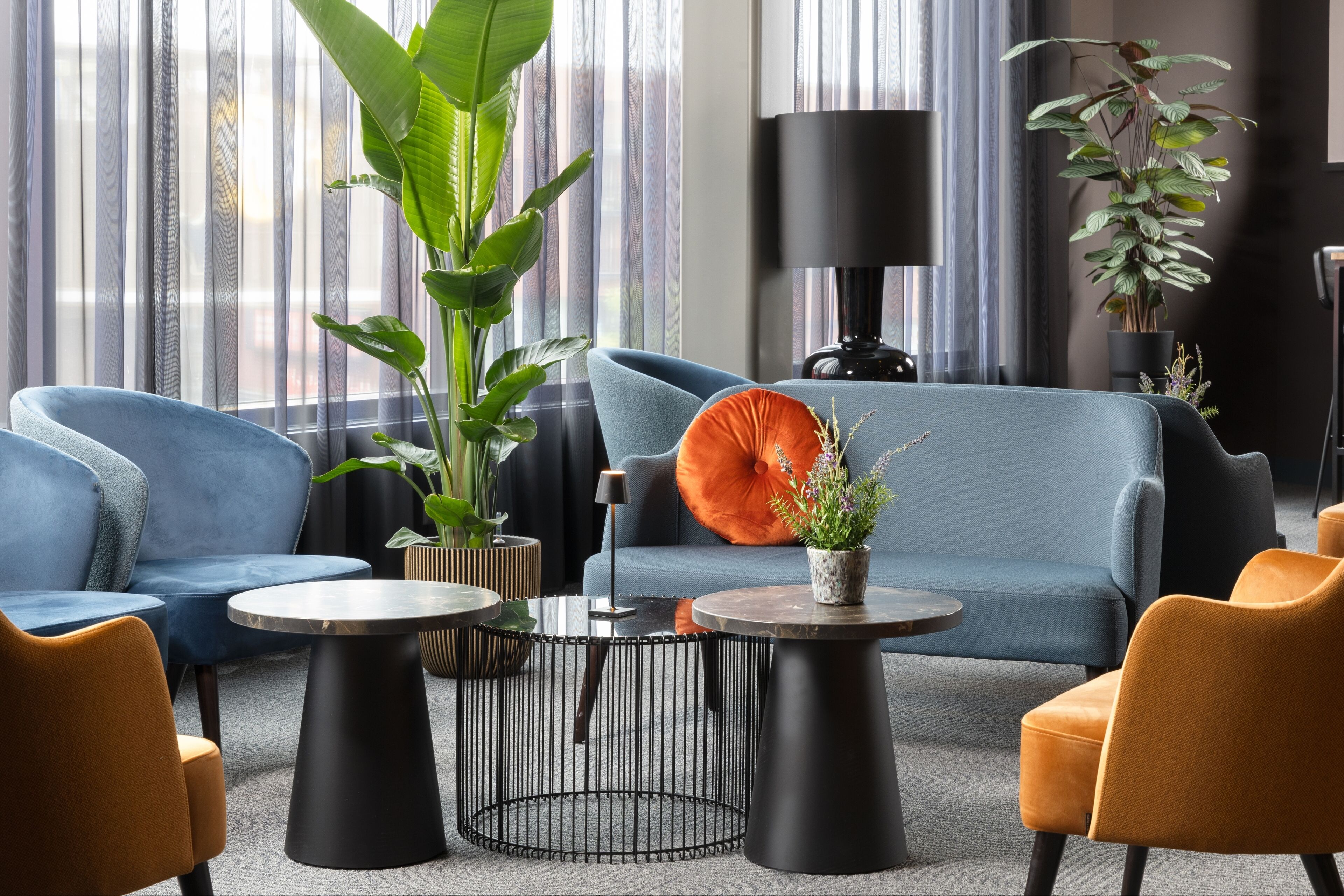 serves breakfast and lunch