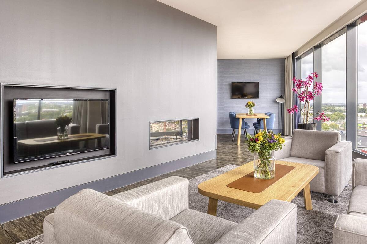 Executive Suite, 1 King Bed | 1 bedroom, hypo-allergenic bedding, minibar, in-room safe