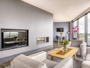 Executive Suite, 1 King Bed | 1 bedroom, hypo-allergenic bedding, minibar, in-room safe
